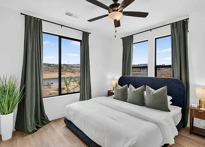 The Clubhouse- Pool Pickleball Views Luxe Page
